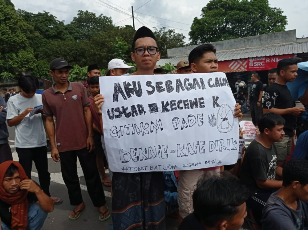 AKSI DAMAI MENDUKUNG PERDA PENUTUPAN CAFÉ ILEGAL DI DESA SURANADI